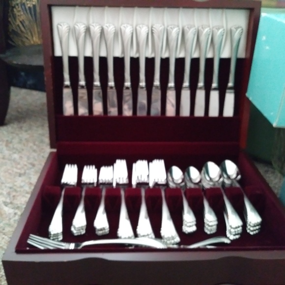 LENOX KELLY FROSTED 13 PC PLACE SERVICE & SERVING - Picture 5 of 8